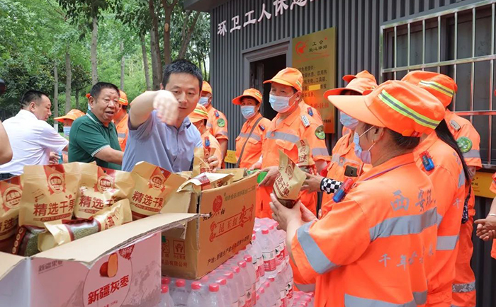 為環衛工人送上夏日清涼.jpg
