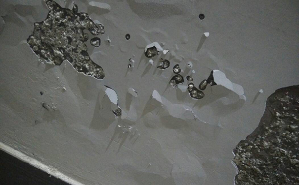 內墻面潮濕起皮脫落怎么處理?